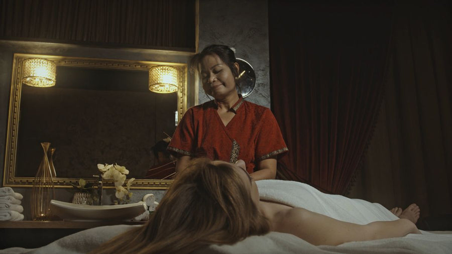 Aroma-Öl-Massage im warmen Licht