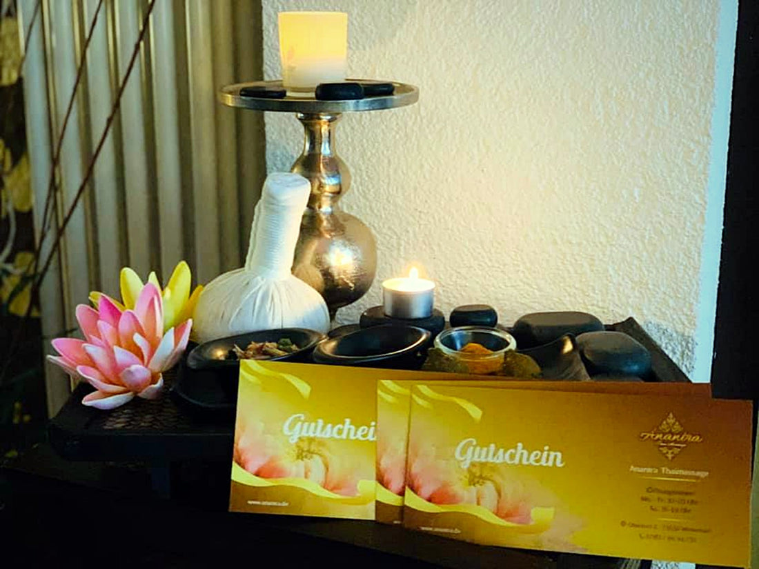 Anantra-Gutscheine mit Kräuterstempel, warmen Steinen und Lotusblüte